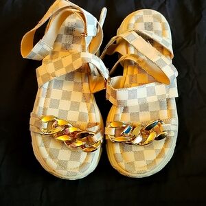 Size 11 Like New Cape Robbin Dad Sandal